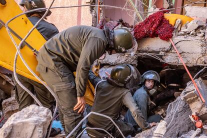 Un equipo de rescate busca supervivientes en el interior de un edificio colapsado en la población de Mulai Brahim, en la provincia marroquí de Al Hauz.