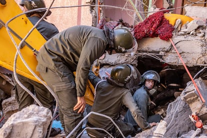 Un equipo de rescate busca supervivientes en el interior de un edificio colapsado en la población de Mulai Brahim, en la provincia marroquí de Al Hauz.