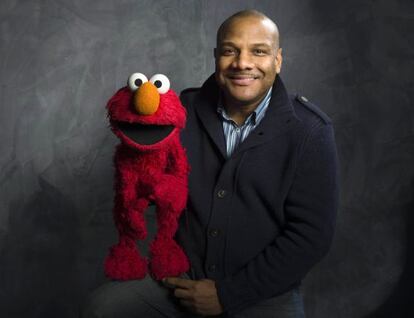 Elmo junto a Kevin Clash, el actor que le dio voz durante 28 años.