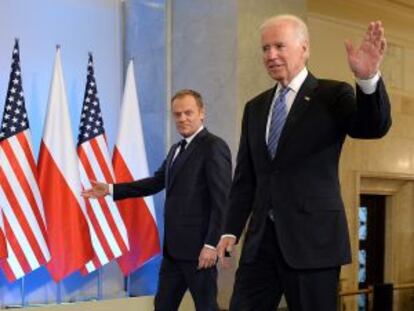 El vicepresidente Biden y el primer ministro Donald Tusk, tras reunirse este martes en Varsovia.