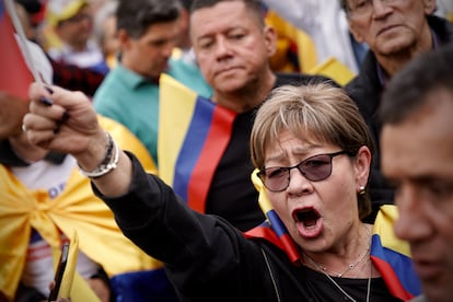 Una mujer grita mientras espera que el presidente salga al balcón a pronunciar su discurso.