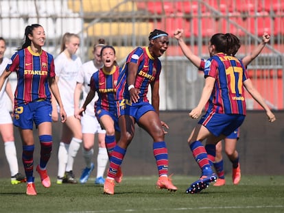 Oshoala celebra junta a sus compañeras, el primer gol del Barcelona ante el City.