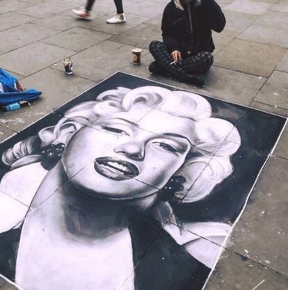 La artista Lidija Milacic, de 24 años, realiza un retrato de Marilyn Monroe en Londres.