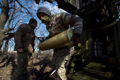 Un militar ucranio cargaba munición el domingo en el frente de Bajmut, a unos kilómetros de la ciudad asediada.