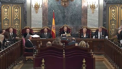 Acto de jura o promesa como fiscales de Sala de Ana García León y Dolores Delgado en el Tribunal Supremo, el martes. A la izquierda, sentado en una silla aparte, el presidente suplente del Poder Judicial, Rafael Mozo. Preside el acto, en el centro, Francisco Marín Castán, presidente del Supremo.