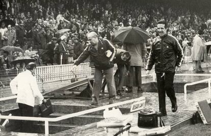 Herrera (a la derecha) en un partido en el Camp Nou en noviembre de 1980