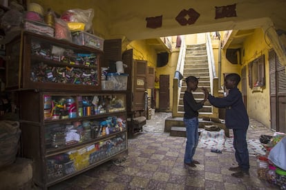 Los nietos de Marietou Dieng juegan en el patio interior de la casa, hoy lugar central de la vivienda que Dieng comparte con otra familia que se aloja en el piso de arriba. La escalera fue cambiada hace medio siglo, ya que en la estructura original eran dos las que conectaban con el primer piso.