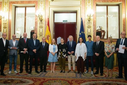 Los miembros de la Subcomisión del Estatuto del Artista entrega su informe a Ana Pastor (centro), presidenta del Congreso. 