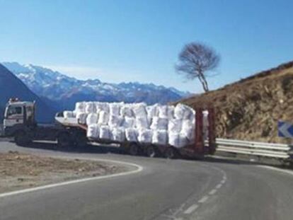 A truck carrying snow at the Baqueira-Beret resort.