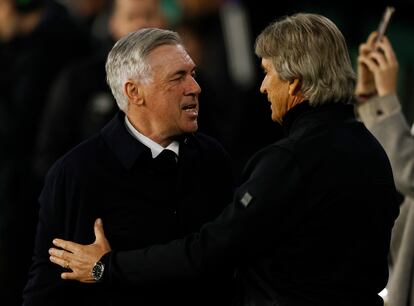 Ancelotti y Pellegrini se saludan en la banda antes del inicio del partido.