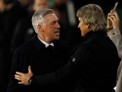 Ancelotti y Pellegrini se saludan en la banda antes del inicio del partido.