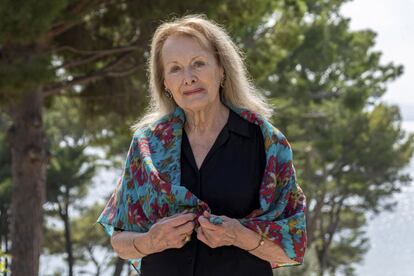 El premio reconoce la sutileza de la mirada sobre la memoria de la francesa, decimoséptima mujer en recibir el premio y que figuraba como una de las favoritas desde hace años. A Ernaux, de 82 años, se la distingue "por el coraje y la agudeza clínica con la que descubre las raíces, los alineamientos y las limitaciones colectivas de la memoria personal", según el fallo difundido por la Academia Sueca. La escritora aseguró, tras conocerse la decisión, que el Nobel “es una responsabilidad para continuar la lucha contra todas las injusticias, las que sean”. 