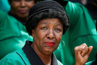 Una de las asistentes reprime su llanto durante las conmemoraciones a Winnie Mandela, el 11 de abril de 2018.