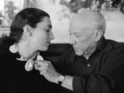 Jacqueline amb un collaret de ceràmica fet per Picasso a La Californie, Canes, 1957, en un fotografia de David Douglas Duncan.