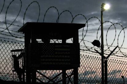 Una torre de control en la base de Guantánamo