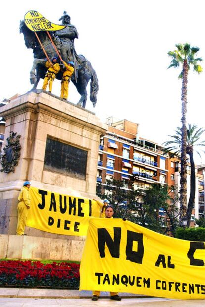 Protesta contra el almacén nuclear, ayer, en la plaza de Alfonso el Magnánimo de Valencia.