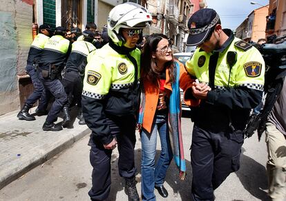 La diputada de Compromís, Mònica Oltra, es detenida por la Policía Municipal de Valencia, durante las protestas por el derribo de un  edificio en El Cabanyal.