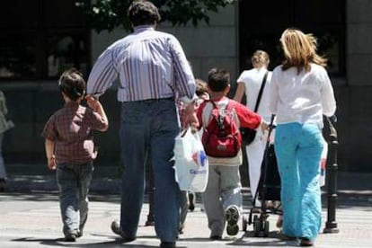 Una pareja recoge a sus hijos a la salida de un colegio de Madrid.