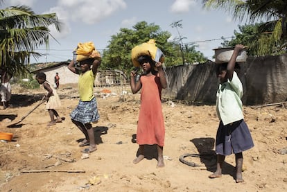 O bairro de Cariacó, em Pemba, é outro dos mais afetados após a passagem da tempestade tropical, e até as crianças trabalham incansavelmente para drenar a água de suas casas e ajudar suas famílias no processo de reconstrução.