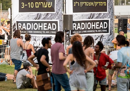 Seguidores esperan para asistir a un concierto de Radiohead en Tel Aviv el 19 de julio de 2017.  