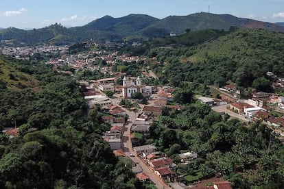 Localizada a 100 quilômetros da capital Belo Horizonte, Barão de Cocais está em alerta desde fevereiro, quando sirenes de alerta foram acionadas pela primeira vez por conta da situação crítica de estabilidade da barragem Sul Superior. A Vale, empresa responsável pela estrutura, retirou centenas de moradores de três comunidades vizinhas. Pouco mais de um mês depois, as sirenes voltaram a soar indicando riscos, mas foi nos últimos dias que a tensão chegou ao ápice. O problema está no talude (um paredão de terra) na cava da mina do Congo Soco, que se movimentava cerca de 10 centímetros ao ano, mas na última quarta-feira, passou a apresentar movimentação de 9,6 centímetros por dia. Caso o talude rompa por conta dessa intensa movimentação, pode provocar abalos sísmicos, um gatilho para o rompimento da barragem Sul Superior, que já apresentava instabilidade. Embora a Vale garanta estar tomando as medidas preventivas possíveis, o perigo iminente do rompimento tem causado tensão na região.