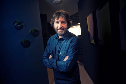 Daniel Sánchez Arévalo, en un pasillo de las oficinas de Netflix en Madrid.