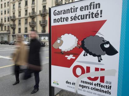 Un cartel de la campaña de la derecha populista en una calle de Ginebra.