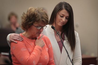 La madre de una de las víctimas lee un escrito ante el juez.