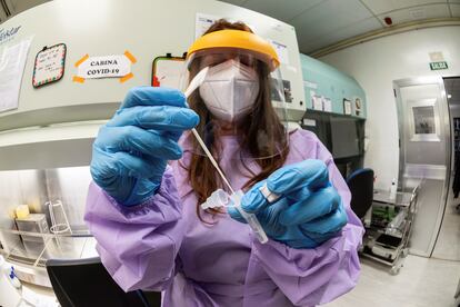 Una sanitaria prepara la realización del test de antígenos en un laboratorio de Madrid, este viernes.