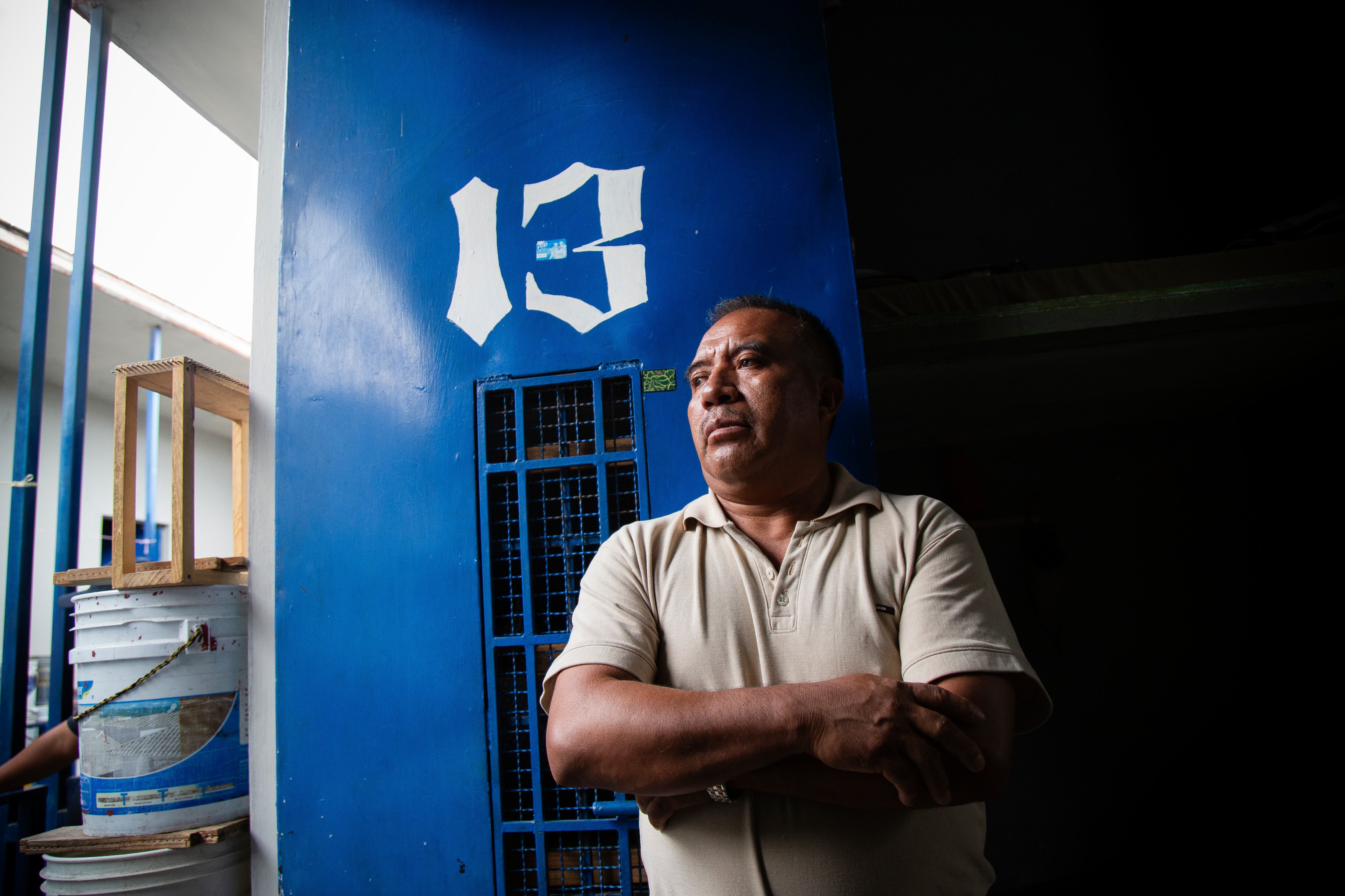 Pablo López Alavez frente a la puerta de su celda, la número 13.