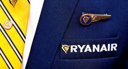 Imagen del uniforme de un tripulante de cabina de Ryanair.