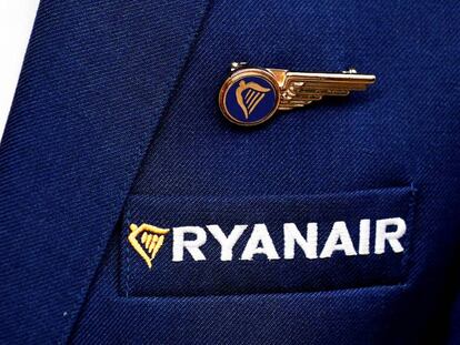 Imagen del uniforme de un tripulante de cabina de Ryanair.