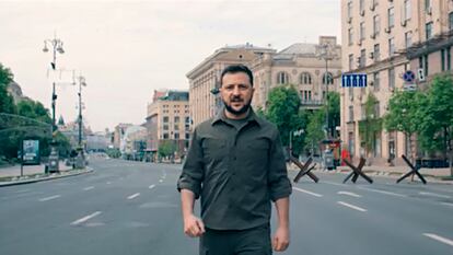 Zelenski, durante su discurso grabado en las calles de Kiev.