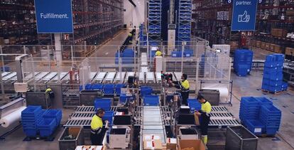 Varios trabajadores en el nuevo almacén inteligente de Thyssenkrupp, en San Fernando de Henares, Madrid.