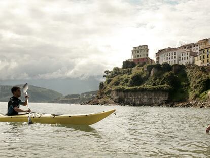 <b>Imagen de </b><i>Doctor Mateo,</i> con Lastres (San Martín del Sella) al fondo.