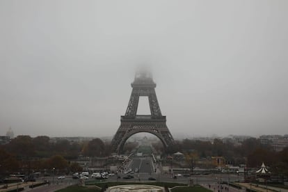 París bajo la niebla, este pasado jueves 15 de noviembre.