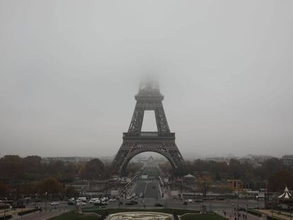 París bajo la niebla, este pasado jueves 15 de noviembre.