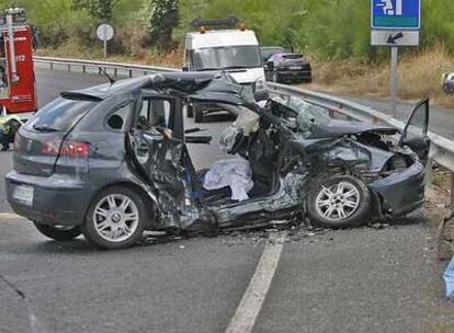 Estado del coche accidentado ayer en Lalín (Pontevedra).