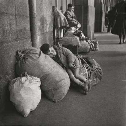 Niño con fardos, en la estación de Matabiau, Toulouse (Francia), sobre 1939.
