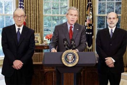 Bush anuncia el relevo en la Reserva Federal, flanqueado por Greenspan (a su derecha) y Bernanke.