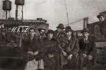 Herminia Guerra y Andrés Sánchez (ambos en el centro) con varios parientes recién llegados de A Coruña posan en el tejado del edificio donde vivían , en el Lower East Side de Nueva York, en torno a 1925.