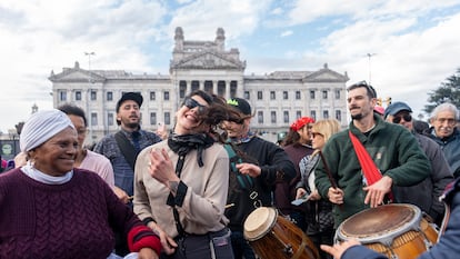 Con ritmo, bailes y melodías, Uruguay despide a Ruben Rada, ícono de la música popular