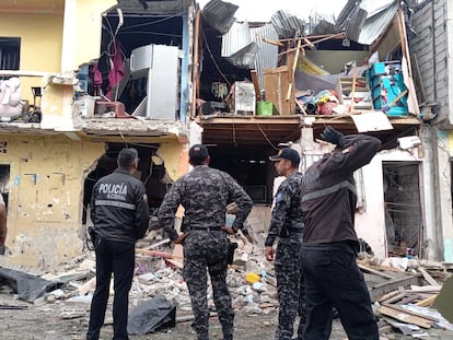 Miembros de las fuerzas de seguridad revisan el área de la explosión en el sur de Guayaquil (Ecuador), este domingo.