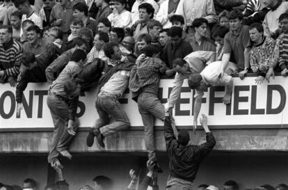 15 de abril de 1989: tragedia de Hillsborough

Era sábado y en el estadio de Hillsborough, Sheffield, fallecieron 96 hombres, mujeres y niños que estaban allí para ver a su equipo, el Liverpool, jugar las semifinales de la Copa de Inglaterra contra el Leeds. Murieron casi todos ellos aplastados porque había el doble de público de lo permitido en la general de pie detrás de una de las porterías.

La investigación posterior concluyó que las causas no habían tenido que ver con ninguna acción violenta por parte de los aficionados, sino a causa del exceso de aforo y el mal estado del estadio, que no cumplía los requisitos de seguridad necesarios