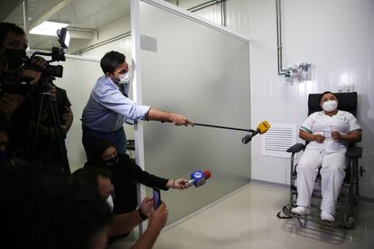 La enfermera Mirian Arrua habla con la prensa antes de recibir la primera inyección de la vacuna Sputnik V en el Hospital Nacional de Itaugua, Paraguay, el lunes 22 de febrero.