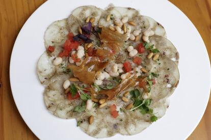 Es así, con el fin de aprovechar nuevas oportunidades de negocio y hacer frente a la crisis sanitaria, como nace El Àgora del Mas Marroch, un restaurante de espacios generosos, con jardín, terraza y cúpula, que ofrece algunos de los platos más emblemáticos de la historia de El Celler de Can Roca.
