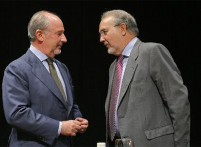 Rodrigo Rato (izquierda) charla con Pedro Solbes en el acto de presentación del libro.