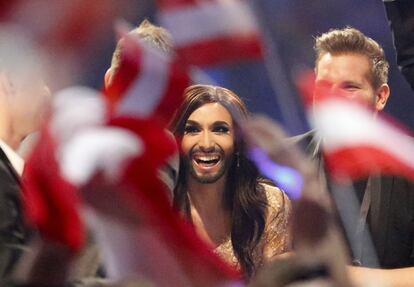 La cantante Conchita Wurst que ha representado a Austria en el 59&ordm; Festival de Eurovisi&oacute;n, muestra su alegr&iacute;a durante las votaciones. 