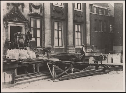  Construccin del depsito a prueba de bombas del museo Mauritshuis, en octubre de 1939. Es una imagen de la exposicin 'Casa en la tormenta: Museo en tiempos de guerra'.