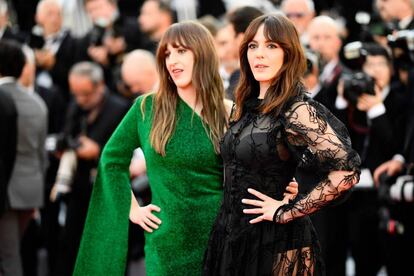 La actriz canadiense Anne-Elizabeth Bosse (izquierda) y la directora canadiense Monia Chokri posan en la alfombra roja de Cannes este miércoles antes del estreno de 'A Brother's Love'.